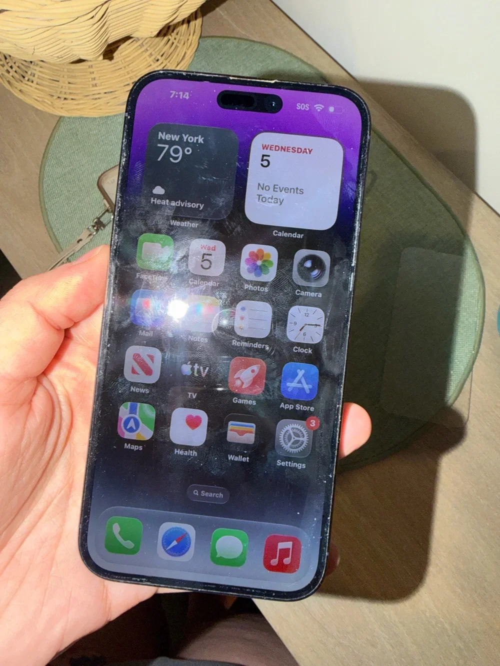 Iphone 14 Pro Max - Fully functioning (damaged backside), includes box